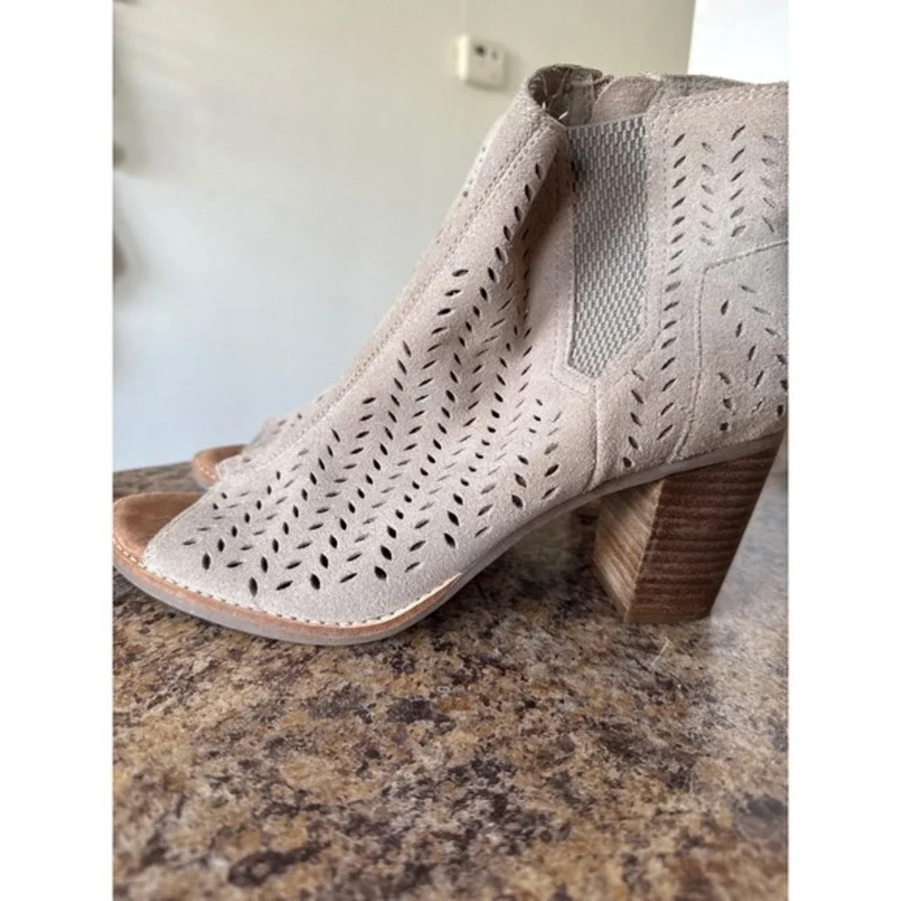 TOMS Majorca Size 10 Peep Toe Booties Desert Taupe Suede Perforated Ankle Boots‎